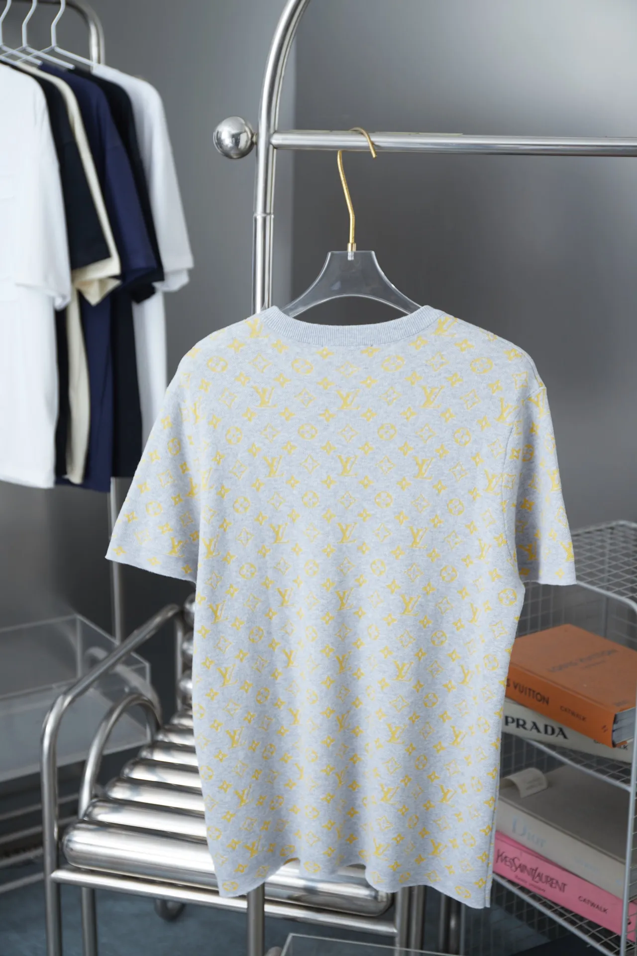 🅿️200 1V / MONOGRAM Short-sleeved crew neck shirt This crew neck shirt is made of soft cotton, which can inject colorful vitality into the summer look. The full-width Monogram Glow jacquard and the elegant background collide with color contrast, making the Monogram pattern reflect the subtle sheen of mulberry silk.  14S yarn not only maintains the delicate feel of the fabric, but also ensures sufficient strength and durability. The blended material combines the comfort and breathability of cotton with the softness, luster and premium feel of mulberry silk. Cotton fiber provides good moisture-wicking properties, while mulberry silk provides a smoother feel.  The addition of jacquard patterns makes this piece of clothing more visually appealing and becomes a highlight that enhances the overall look.  The technical characteristics of the sesame base jacquard cylindrical woolen short-sleeves are mainly reflected in its selected materials, unique weaving technology, rich design elements and excellent wearing experience. These features make this short-sleeved garment not only fashionable, but also very practical and comfortable. S M L XL